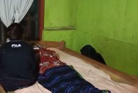 Romanus Nurak, korban tewas banjir bandang, disemayamkan di rumah duka di Masabewa Kecamatan Paga, Minggu (17/1) (foto: istimewa)
