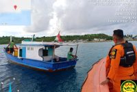 Tim Rescue Basarnas Maumere  membantu kapal mati mesin di perairan Pulau Pemana, Kamis (21/1) (foto: istimewa)