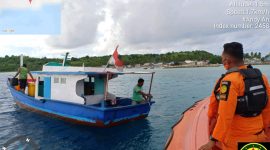 Tim Rescue Basarnas Maumere  membantu kapal mati mesin di perairan Pulau Pemana, Kamis (21/1) (foto: istimewa)