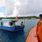 Tim Rescue Basarnas Maumere  membantu kapal mati mesin di perairan Pulau Pemana, Kamis (21/1) (foto: istimewa)