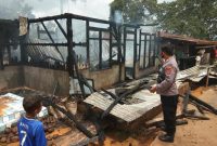 Kondisi salah satu rumah yang terbakar di Liakutu, Jumat (22/1) (foto: istimewa)