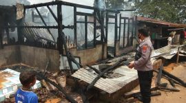 Kondisi salah satu rumah yang terbakar di Liakutu, Jumat (22/1) (foto: istimewa)