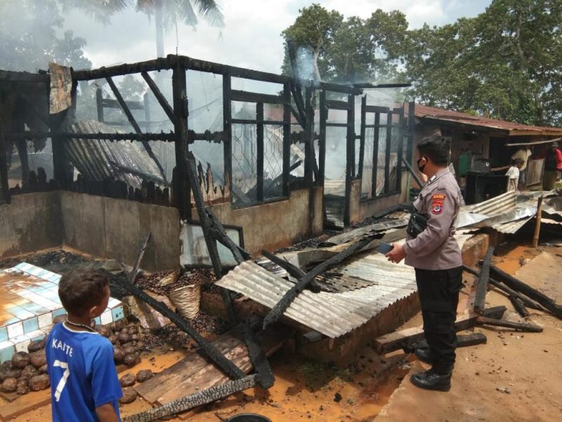 Kondisi salah satu rumah yang terbakar di Liakutu, Jumat (22/1) (foto: istimewa)
