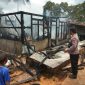 Kondisi salah satu rumah yang terbakar di Liakutu, Jumat (22/1) (foto: istimewa)