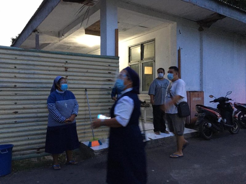 Sejumlah Suster SSpS sedang berada di  sekitar ruang isolasi RSUD TC Hillers Maumere, Sabtu (23/1) (foto: istimewa)