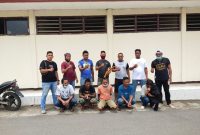 Tim Buser Flotim dan Sikka pose bersama para terduga pelaku dan penadah di Mapolres Sikka, Minggu (24/1)