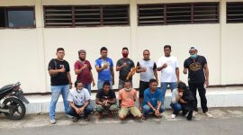 Tim Buser Flotim dan Sikka pose bersama para terduga pelaku dan penadah di Mapolres Sikka, Minggu (24/1)