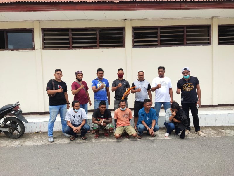 Tim Buser Flotim dan Sikka pose bersama para terduga pelaku dan penadah di Mapolres Sikka, Minggu (24/1)