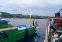 KM Citrawati (kanan) yang mengalami patah kemudi, dikawal KM Nur Cipta, Rabu (27/1) (foto: istimewa)