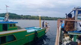 KM Citrawati (kanan) yang mengalami patah kemudi, dikawal KM Nur Cipta, Rabu (27/1) (foto: istimewa)