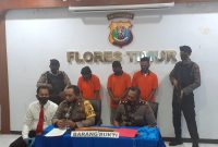 Kapolres Flotim memperlihatkan 3 tersangka pencurian gading saat konperensi pers, Kamis (28/1) (foto: istimewa)