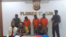 Kapolres Flotim memperlihatkan 3 tersangka pencurian gading saat konperensi pers, Kamis (28/1) (foto: istimewa)