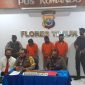 Kapolres Flotim memperlihatkan 3 tersangka pencurian gading saat konperensi pers, Kamis (28/1) (foto: istimewa)