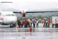 Wings Air menurunkan ribuan vaksin sinovac di Bandara Frans Seda Maumere (foto: istimewa)