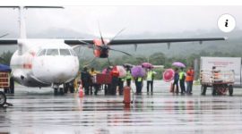 Wings Air menurunkan ribuan vaksin sinovac di Bandara Frans Seda Maumere (foto: istimewa)