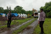 Proses pemakaman pasien probabel, Kamis (28/1) (foto: istimewa)