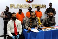Kapolres Flotim AKBP I Gusti Putu Suka Arsa tengah memberikan keterangan pers, Kamis (28/1) (foto: istimewa)