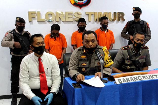 Kapolres Flotim AKBP I Gusti Putu Suka Arsa tengah memberikan keterangan pers, Kamis (28/1) (foto: istimewa)