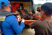 Korban kecelakaan laut di Labuan Bajo dimasukkan ke dalam kantong jenazah berwarna hitam, Sabtu (30/1) (foto: istimewa)
