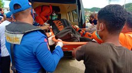 Korban kecelakaan laut di Labuan Bajo dimasukkan ke dalam kantong jenazah berwarna hitam, Sabtu (30/1) (foto: istimewa)
