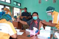 Kepala BPJS Kesehatan Maumere I Gusti Ngurah Arie Mayanugraha merekam dirinya saat sedang divaksin, Sabtu (6/2), di Puskesmas Wolomarang