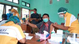 Kepala BPJS Kesehatan Maumere I Gusti Ngurah Arie Mayanugraha merekam dirinya saat sedang divaksin, Sabtu (6/2), di Puskesmas Wolomarang