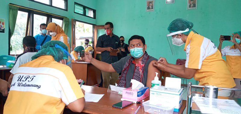 Kepala BPJS Kesehatan Maumere I Gusti Ngurah Arie Mayanugraha merekam dirinya saat sedang divaksin, Sabtu (6/2), di Puskesmas Wolomarang