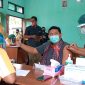 Kepala BPJS Kesehatan Maumere I Gusti Ngurah Arie Mayanugraha merekam dirinya saat sedang divaksin, Sabtu (6/2), di Puskesmas Wolomarang