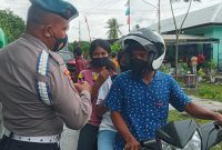 Seorang remaja pelintas jalan terjaring penertiban masker, Sabtu (6/2)