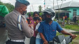 Seorang remaja pelintas jalan terjaring penertiban masker, Sabtu (6/2)