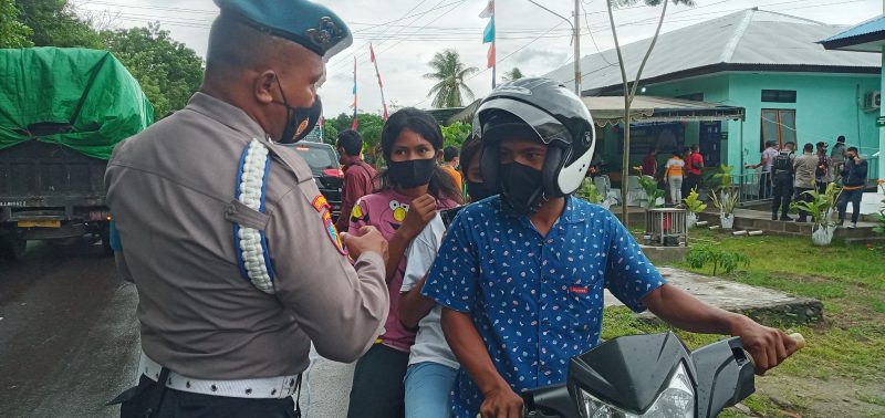 Seorang remaja pelintas jalan terjaring penertiban masker, Sabtu (6/2)