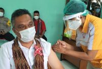 Seorang petugas kesehatan sedang menyuntik vaksin sinovac pada lengan kiri Bupati Sikka, Sabtu (6/2)
