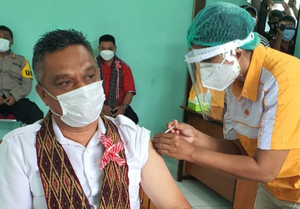 Seorang petugas kesehatan sedang menyuntik vaksin sinovac pada lengan kiri Bupati Sikka, Sabtu (6/2)
