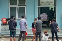 Istri AK (duduk) sedang meratapi jenazah suaminya, Selasa (9/2)