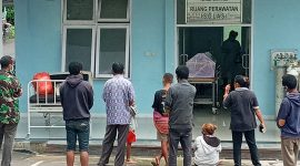 Istri AK (duduk) sedang meratapi jenazah suaminya, Selasa (9/2)