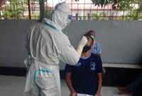 Suasana pengambilan rapid antigen napi kontak erat di Rutan Maumere, Senin (8/2) (foto: istimewa)
