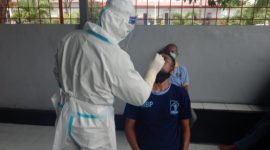 Suasana pengambilan rapid antigen napi kontak erat di Rutan Maumere, Senin (8/2) (foto: istimewa)