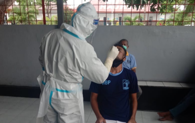 Suasana pengambilan rapid antigen napi kontak erat di Rutan Maumere, Senin (8/2) (foto: istimewa)