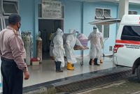 Jenazah PP digotong ke mobil ambulance, Kamis (11/2)