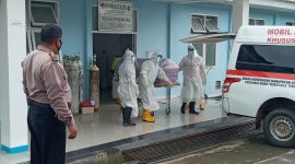 Jenazah PP digotong ke mobil ambulance, Kamis (11/2)