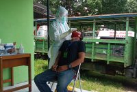 Wartawan Victory News sedang menjalani rapid antigen di Labkesda Dinkes Sikka, Minggu (14/2)