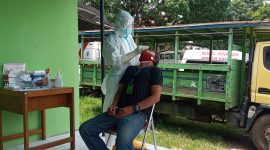 Wartawan Victory News sedang menjalani rapid antigen di Labkesda Dinkes Sikka, Minggu (14/2)