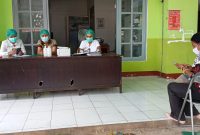 Petugas medis sedang treking administrasi seorang staf Bagian Protokol dan Komunikasi Pimpinan yang positip rapid antigen, Minggu (14/2)