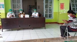 Petugas medis sedang treking administrasi seorang staf Bagian Protokol dan Komunikasi Pimpinan yang positip rapid antigen, Minggu (14/2)