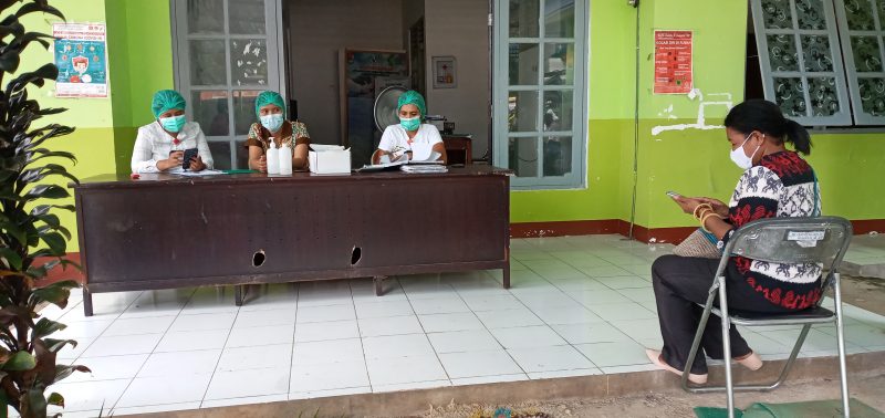 Petugas medis sedang treking administrasi seorang staf Bagian Protokol dan Komunikasi Pimpinan yang positip rapid antigen, Minggu (14/2)