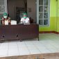 Petugas medis sedang treking administrasi seorang staf Bagian Protokol dan Komunikasi Pimpinan yang positip rapid antigen, Minggu (14/2)