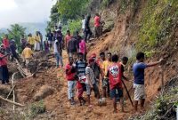 Warga masyarakat Napugera dan Poma kerja bakti menyiasati tumpukan material longsoran di Dusun Nuanira (foto: istimewa)