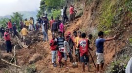 Warga masyarakat Napugera dan Poma kerja bakti menyiasati tumpukan material longsoran di Dusun Nuanira (foto: istimewa)