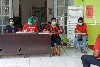 Dokter Santi Delang sedang memberikan edukasi kepada staf Protokol dan Komunikasi Pimpinan Setda Sikka yang positip rapid antigen, Minggu (21/2)