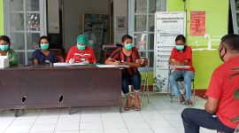 Dokter Santi Delang sedang memberikan edukasi kepada staf Protokol dan Komunikasi Pimpinan Setda Sikka yang positip rapid antigen, Minggu (21/2)